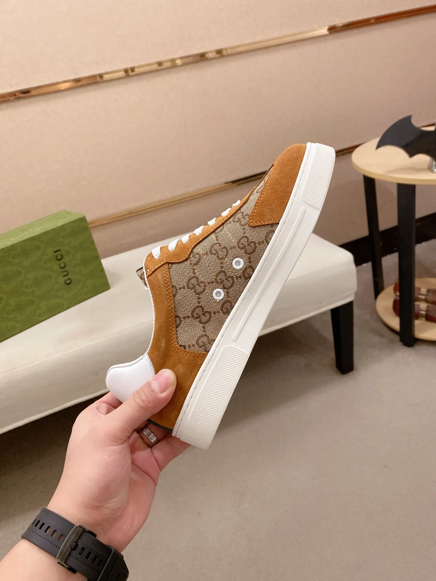 Factory price: 440💰 (GUCCI) The latest model from the official website 🎁🎁Casual and fashionable men's shoes👟, hot style 💥The version is simple and elegant, exclusive for trendy men. Unique official website latest brand elements 👑Gucci original decoration, fashionable and generous, the fabric is original cowhide ✅sheepskin lining, the official website specifies wear-resistant casual outsole, the classic model is taken in kind at the counter🎬38-44 (45 is not returned or exchanged)